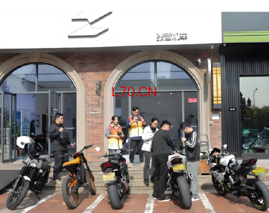 “一天卖10辆！” 清明首日张雪机车“爆单”：试驾要排队，提车等仨月，门店称“太紧俏”